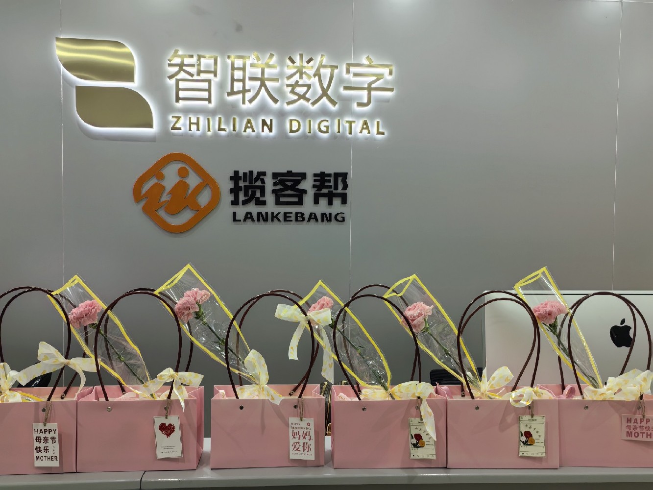 以花之名，獻(xiàn)愛(ài)母親-智聯(lián)數(shù)字母親節(jié)準(zhǔn)備了一份特別的禮物!
